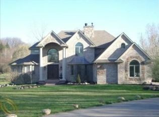 3823 Foxthorn Ct, Milford, MI 48381