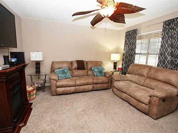 4th image of 723 Carondelay Dr