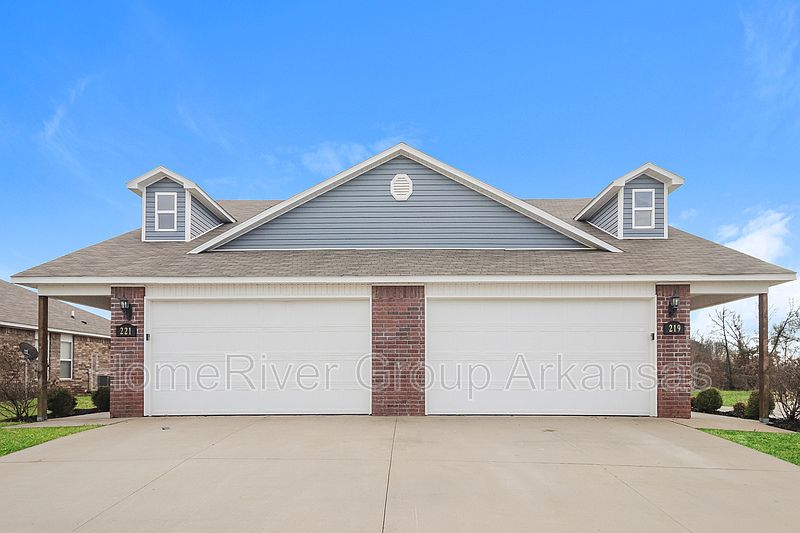 1st image of 219 E Anabranch Ct