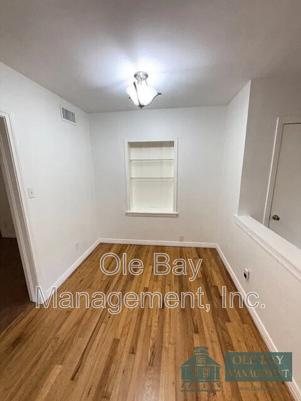 3 bed, 1.5 bath, $1,400 — Photo 2