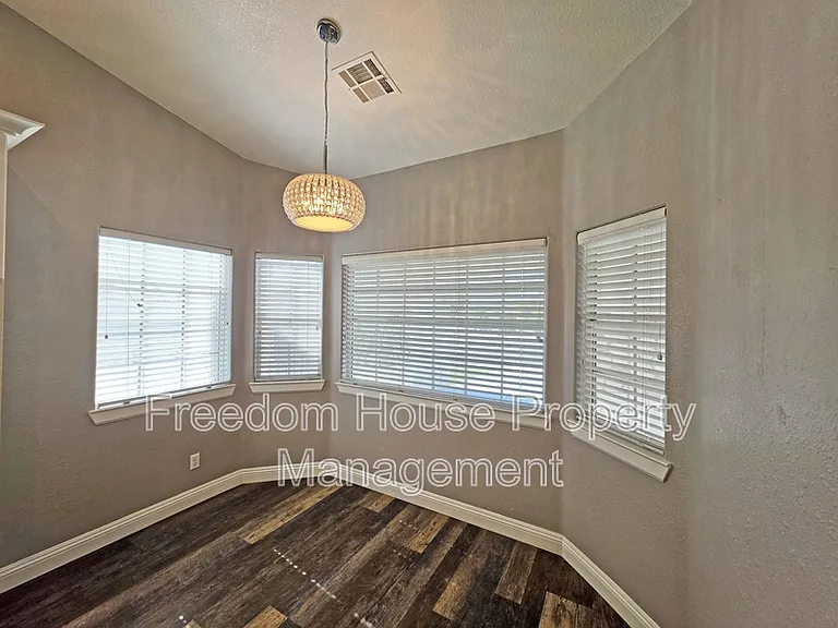 3630 E Vineyard Dr N — Photo 18