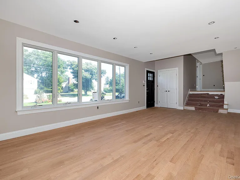 58 Marion Dr — Photo 5