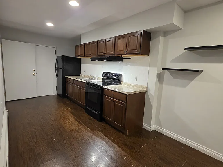 Mosely Ave — Photo 32