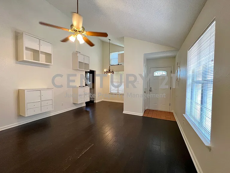 1150 Suburban St — Photo 3