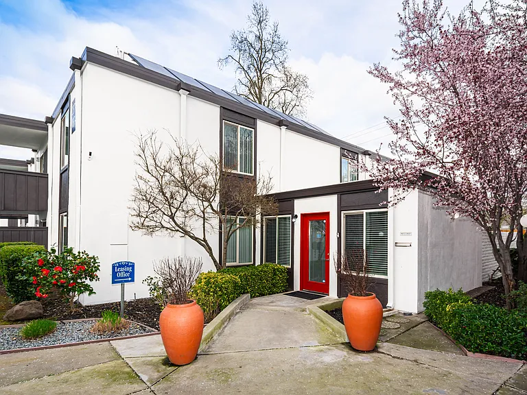 Sandpiper Apartments — Photo 14