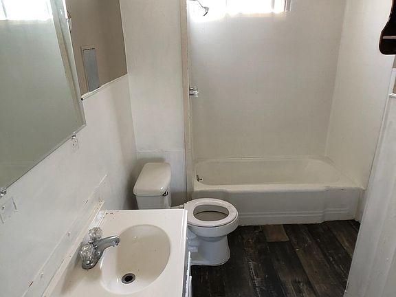 3rd image of 1318 Evans Ave