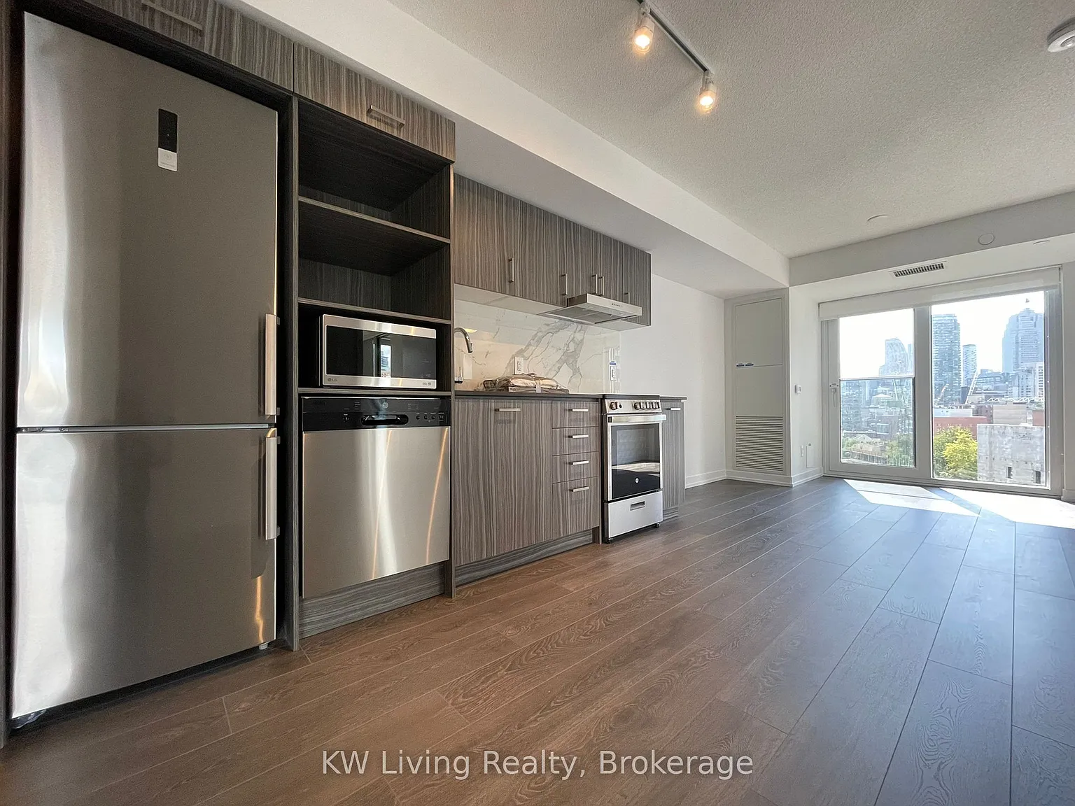 219 Dundas St E — Photo 3