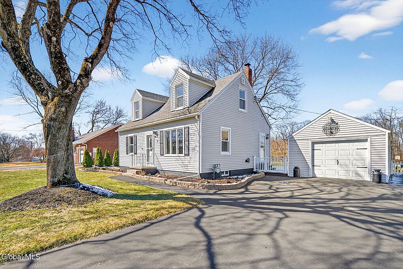 3rd image of 7 Newcomb Drive