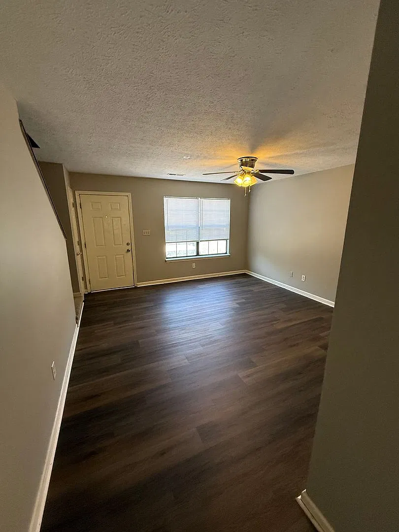 **2050 Clover Court** — Photo 3