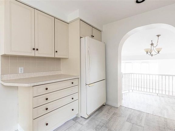 4th image of 30 Hyledge Dr