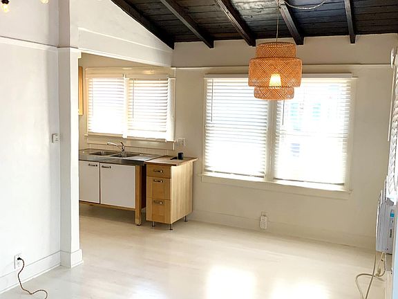 3rd image of 402A N Venice Blvd
