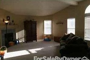 Living room : Vaulted ceilings, fireplace