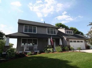 8127 Dakota Ln, Chanhassen, MN 55317