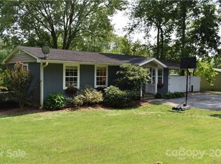 1402 Willow Rd, Hendersonville, NC 28739