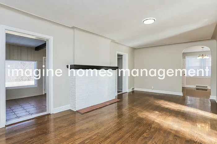 1115 Grandview Dr — Photo 3