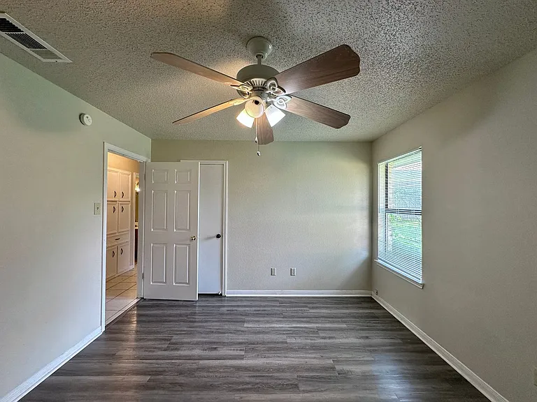 109 S Brook Dr — Photo 37