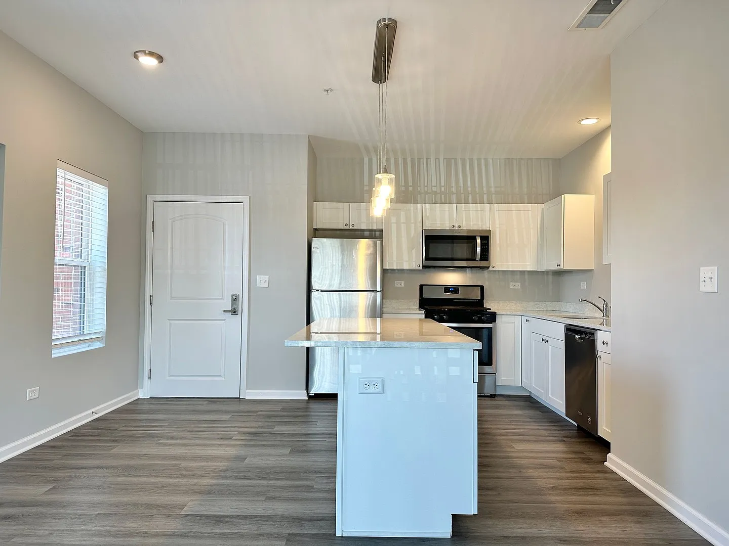 2 bed, 974 sqft, $1,835 — Photo 4