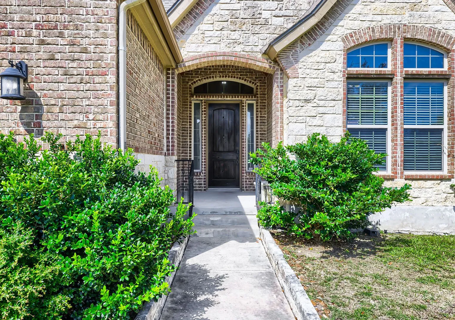 Luxury 4-Bedroom Home with Chef's Kitchen & Outdoor Living — Photo 4