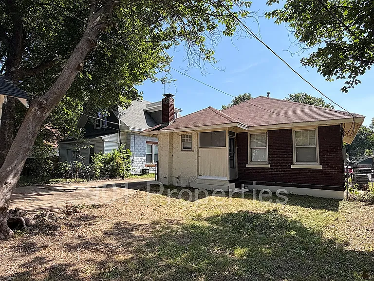 1055 S Cox St — Photo 17