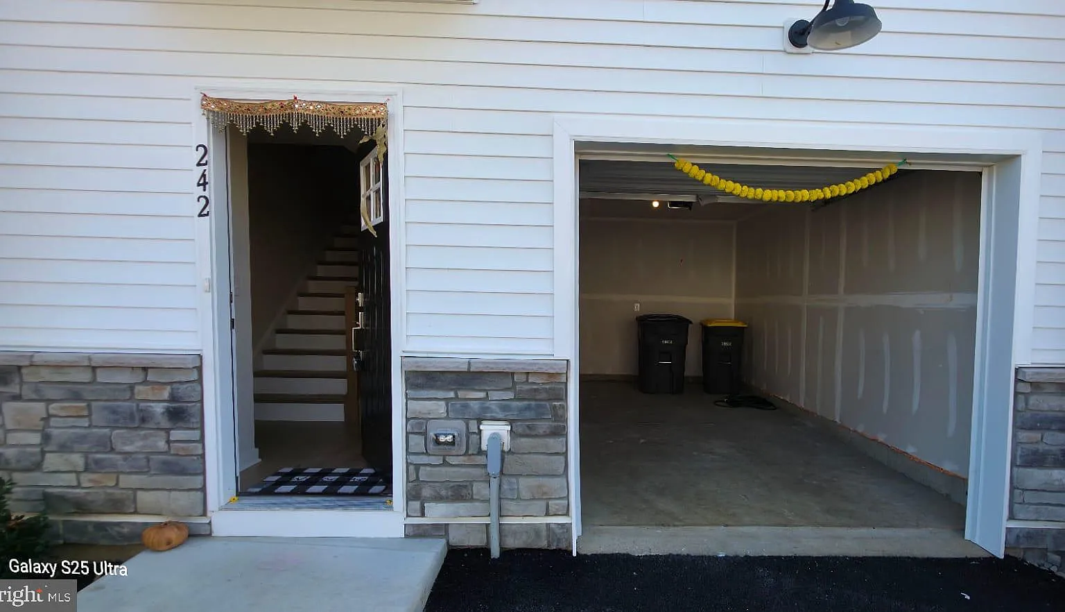 3 bed, 2.5 bath, 2100 sqft, $2,950 — Photo 2