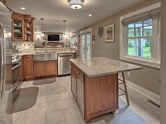 4th image of 43 Sandra Ln