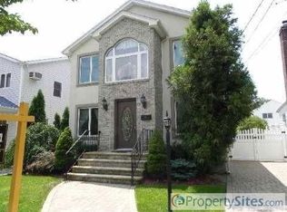893 Saint James Pl, Franklin Square, NY 11010