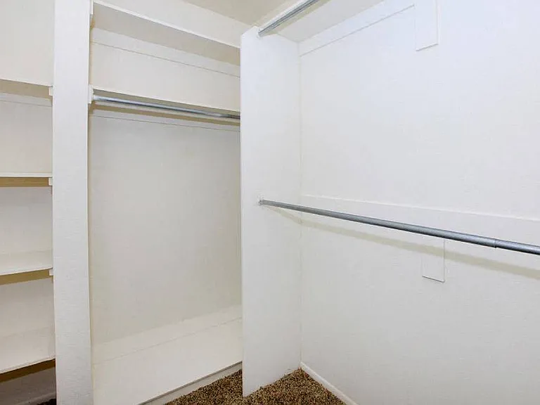 Savoy West Apartments — Photo 25