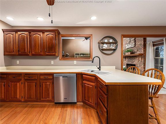 5th image of 130 Candlewyck Dr