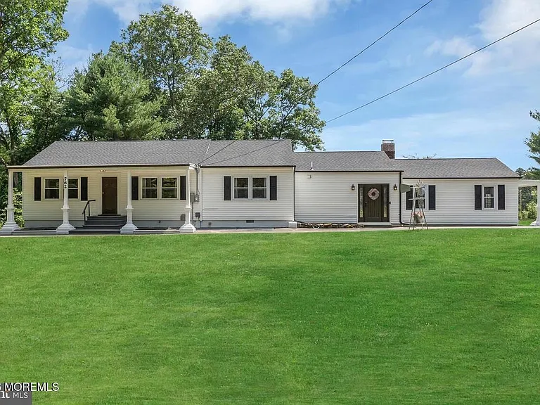 762 Lakehurst Ave — Photo 1