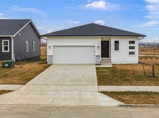 16659 Mill Pond Dr, Urbandale, IA 50323