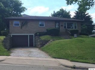 1685 Glen Oak St, Dubuque, IA 52001