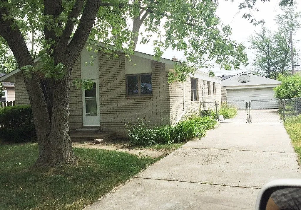3 bed, 1350 sqft, $2,000 — Photo 2