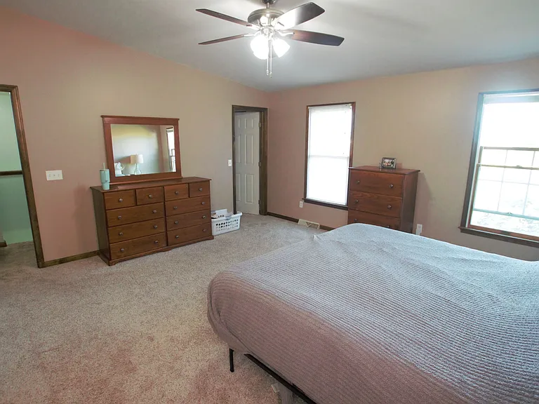 98 Thorndale Cir — Photo 42