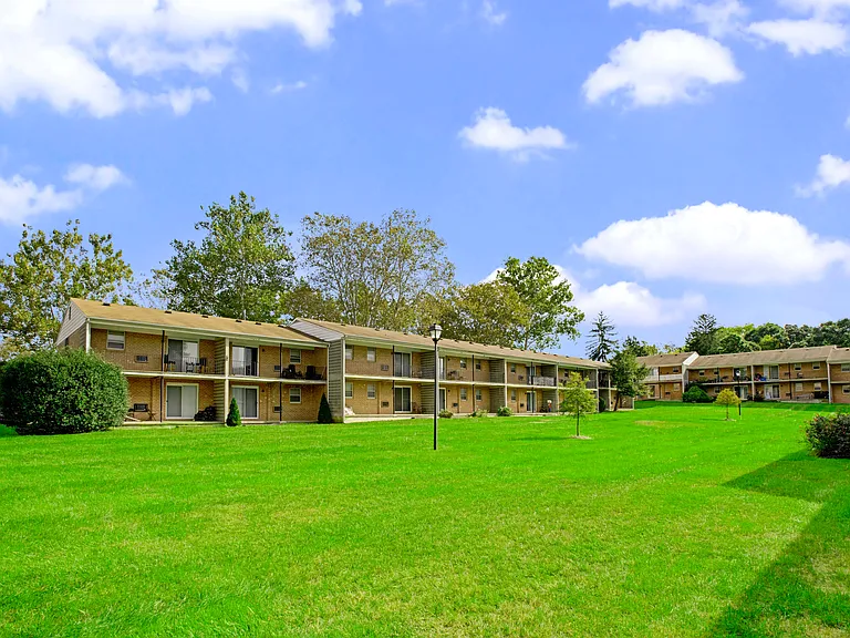 Silver Lake Manor — Photo 20