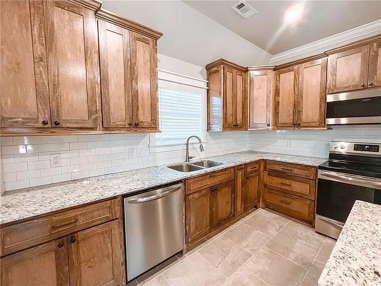 1052 Hampton St — Photo 5