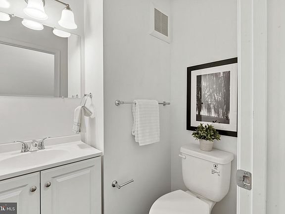 4th image of 1329 N Fulton Ave