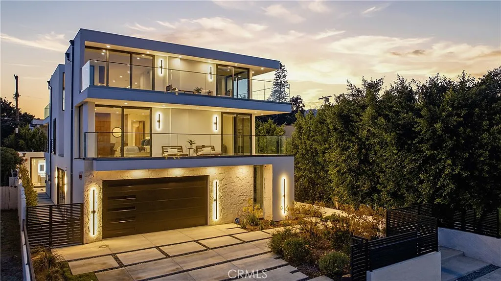 7 bed, 7.5 bath, 5683 sqft, $24,000 — Photo 1
