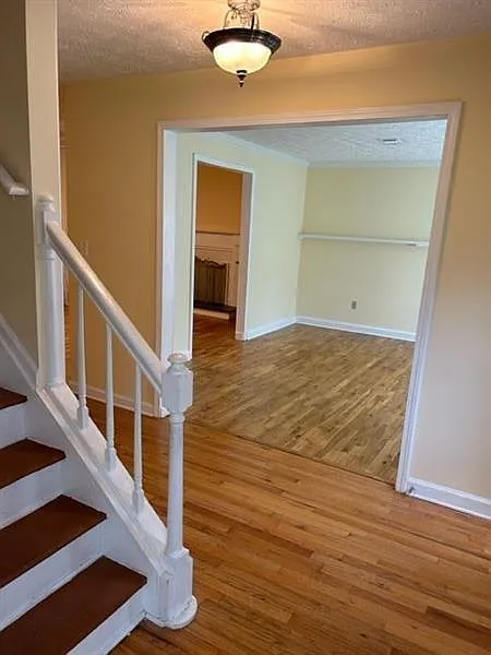 4 bed, 2.5 bath, 2100 sqft, $3,000 — Photo 4