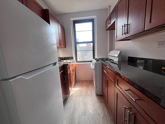 2nd image of 2901 Matthews Ave #3Z