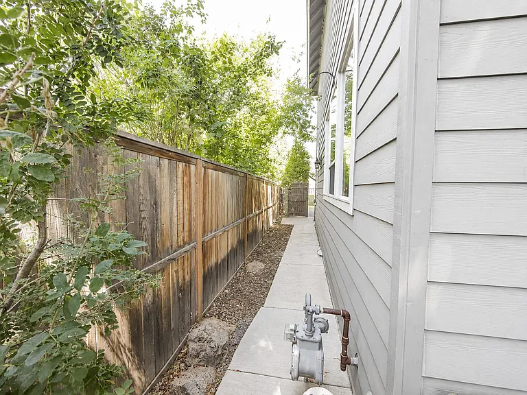 459 NW Broadway St — Photo 33
