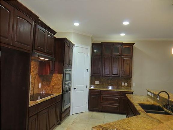 4th image of 9122 Balcones Club Dr Unit 11