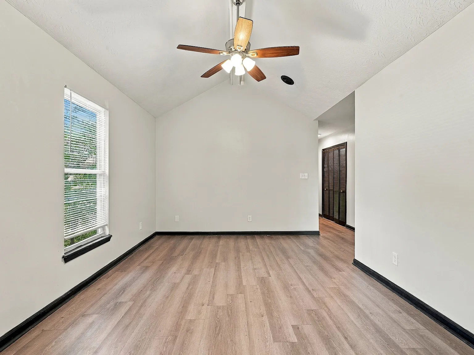 3 bed, 984 sqft, $1,350 — Photo 3