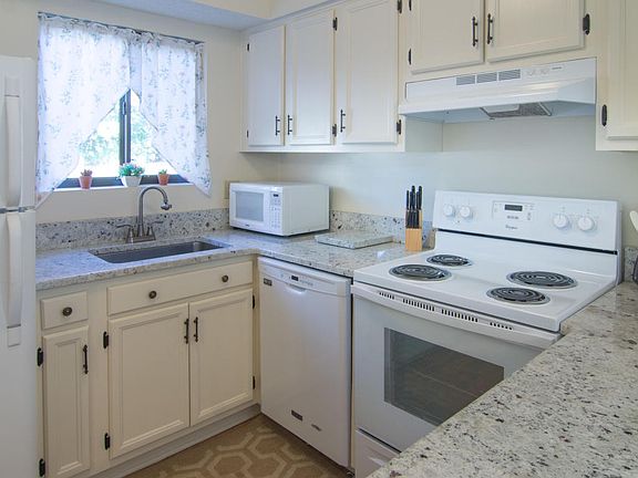 5th image of 10 Pine Tree Rd #132