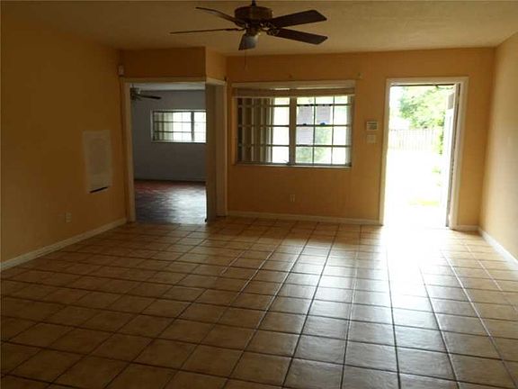 4th image of 1649 SW 28th Way