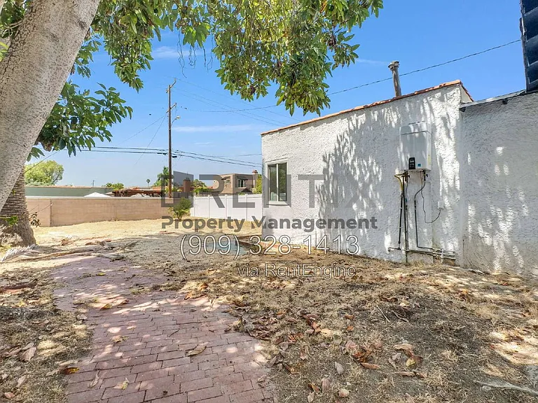 1921 Junipero Ave — Photo 27