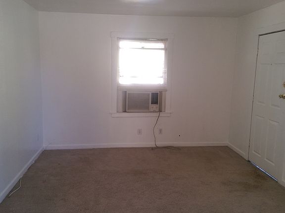 2nd image of 2853 Belden St
