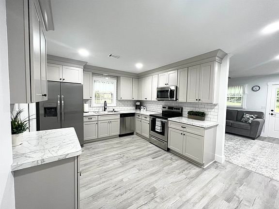 5th image of 111 Willowood Dr