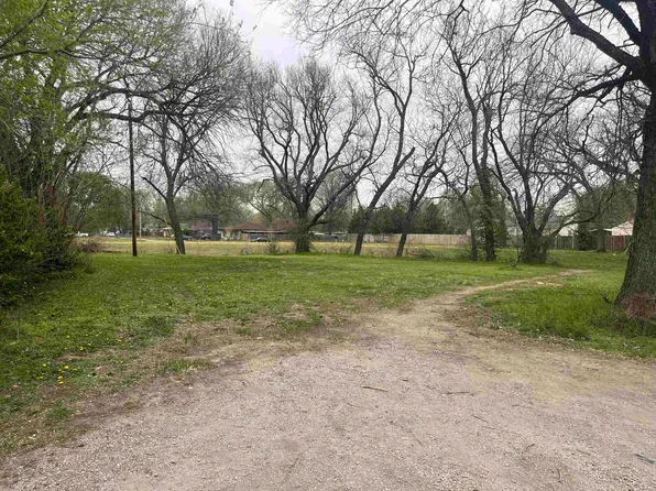 2525 S Holyoke Ct, Wichita, KS 67210