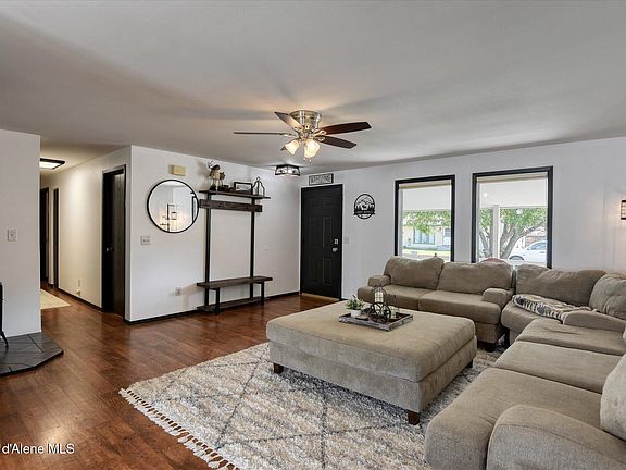 4th image of 1613 E Plaza Dr