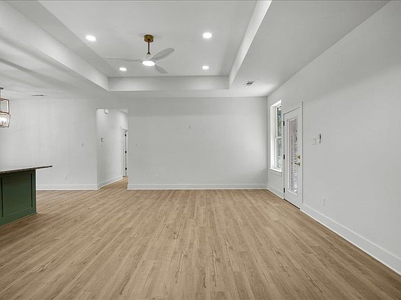 4th image of 1674 Russell Dr